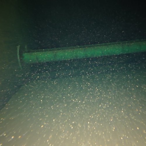 Sprinklertank-Inspektion: Betontank, 15 Jahre – Inspektions Rohrschelle Sedimente Bodensicht Nahaufnahme
