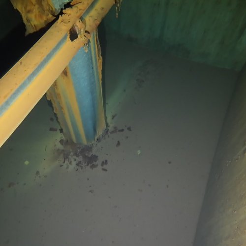 Sprinklertank-Inspektion: Betontank, 15 Jahre – Stahltraeger Flansch Stark Korrodiert Bodensicht Ablagerungen