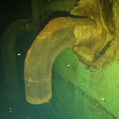 Sprinklertank-Inspektion: Betontank, 30 Jahre – Stahlrohr Rohrschelle Stark Korrodiert Bodensicht