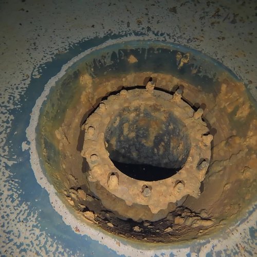 Sprinklertank-Inspektion: Stahltank, 30 Jahre – Flansch Mittiger Bereich Schwere Korrosion Sedimente